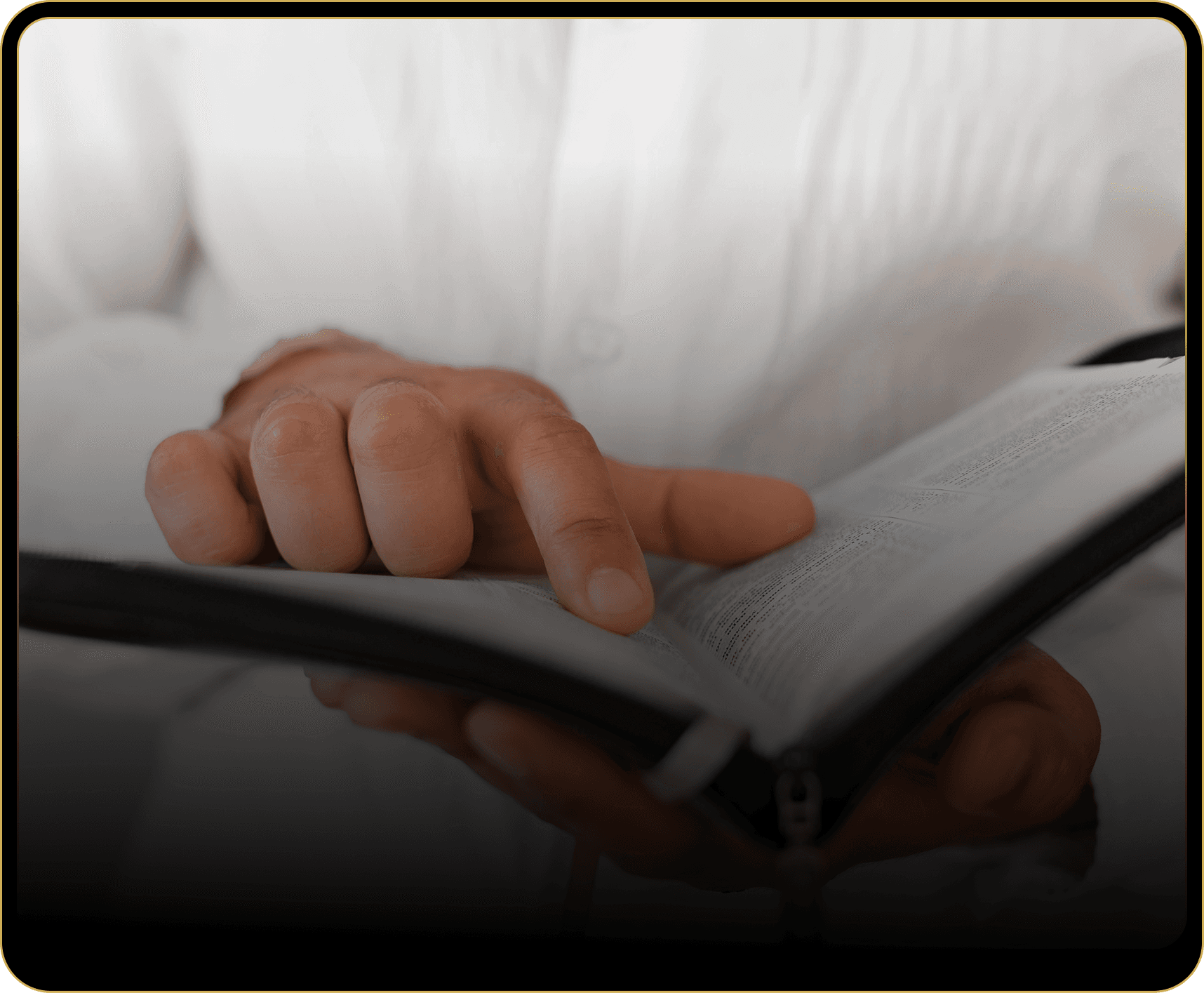 Koranausleger – Hände halten einen Koran